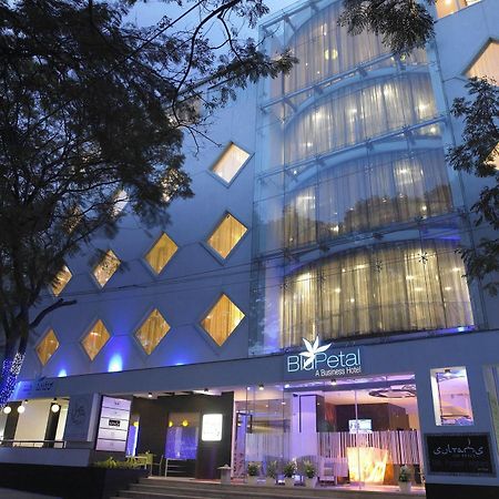 Blu Petal - A Business Hotel Бангалор Екстериор снимка