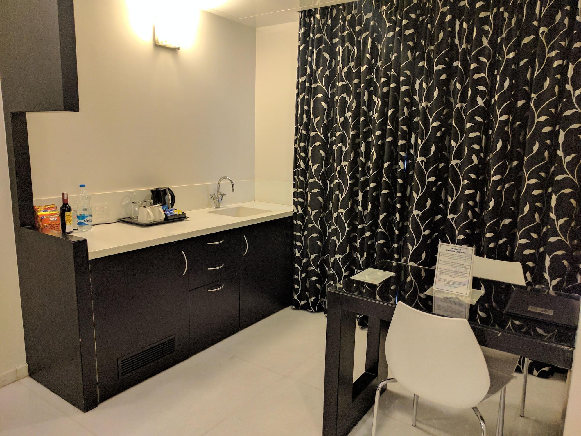 Blu Petal - A Business Hotel Бангалор Екстериор снимка