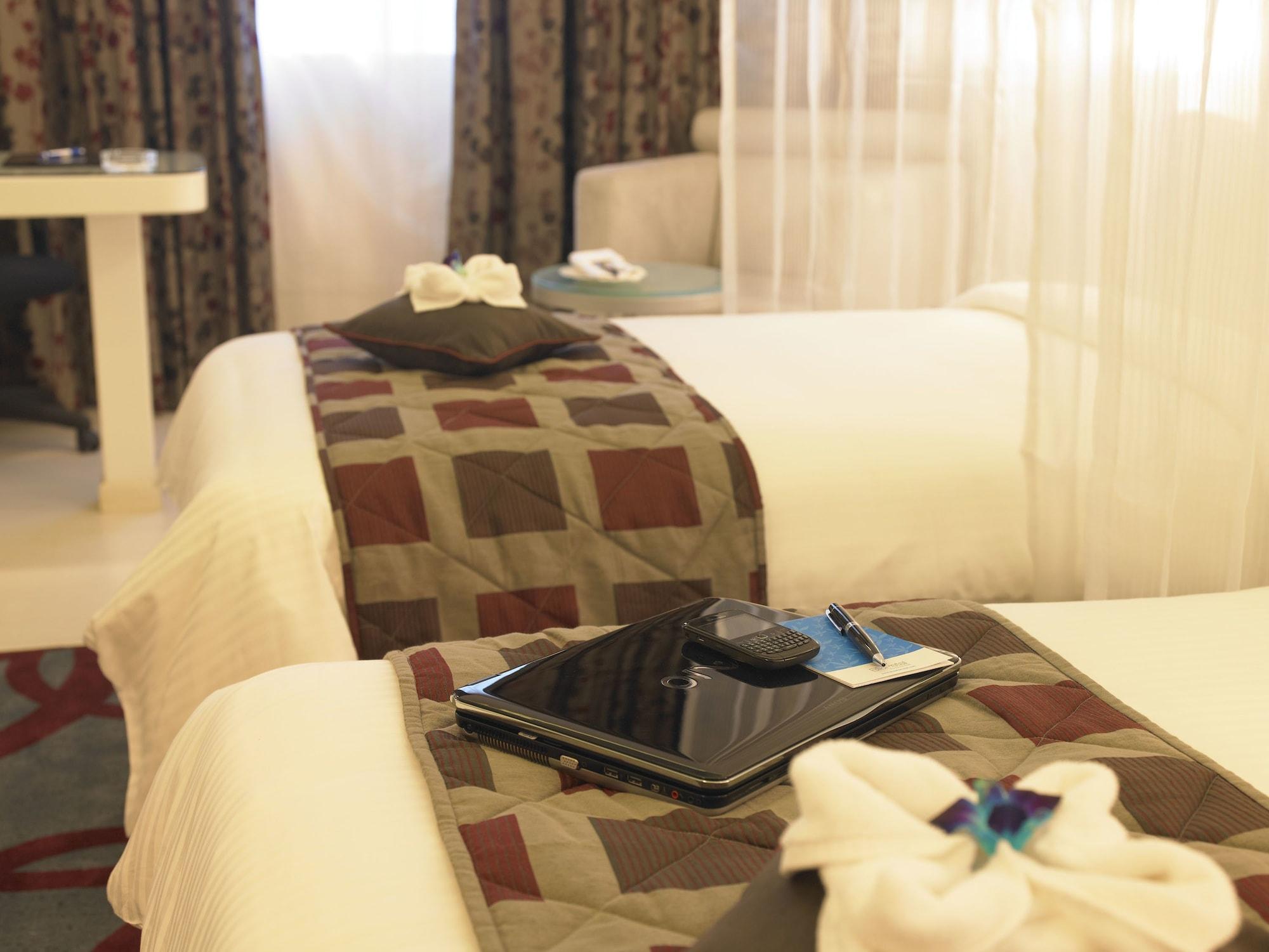 Blu Petal - A Business Hotel Бангалор Екстериор снимка