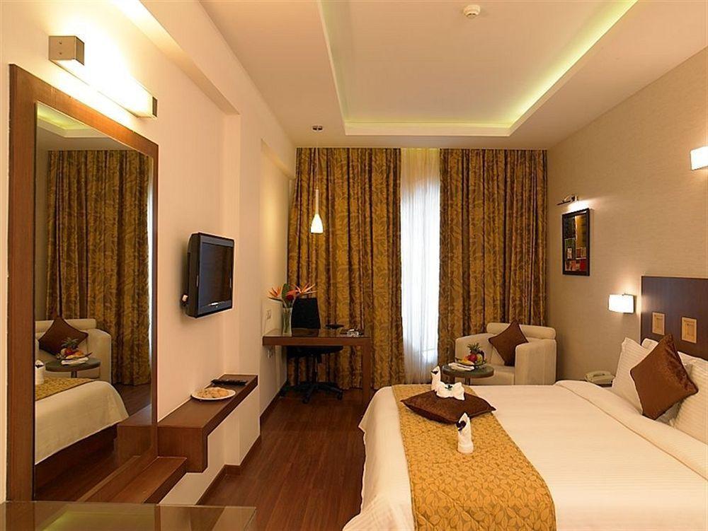 Blu Petal - A Business Hotel Бангалор Екстериор снимка