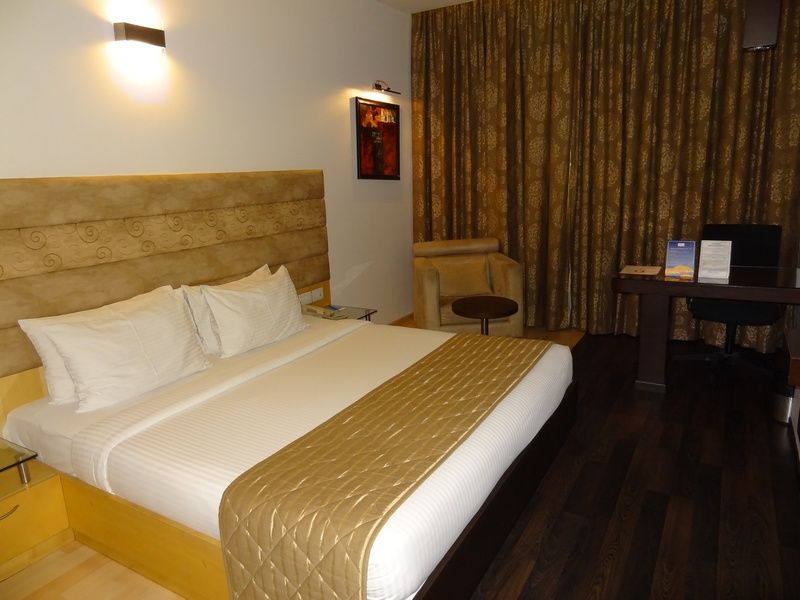 Blu Petal - A Business Hotel Бангалор Екстериор снимка