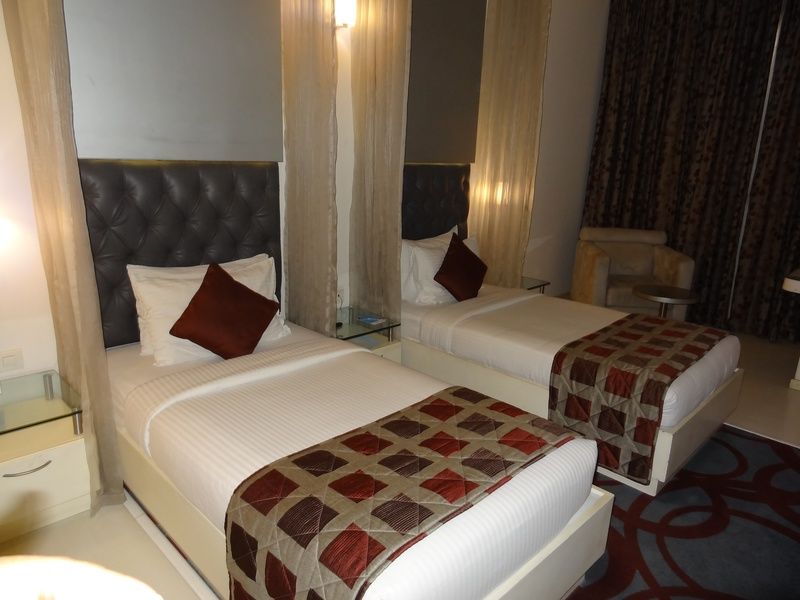 Blu Petal - A Business Hotel Бангалор Екстериор снимка