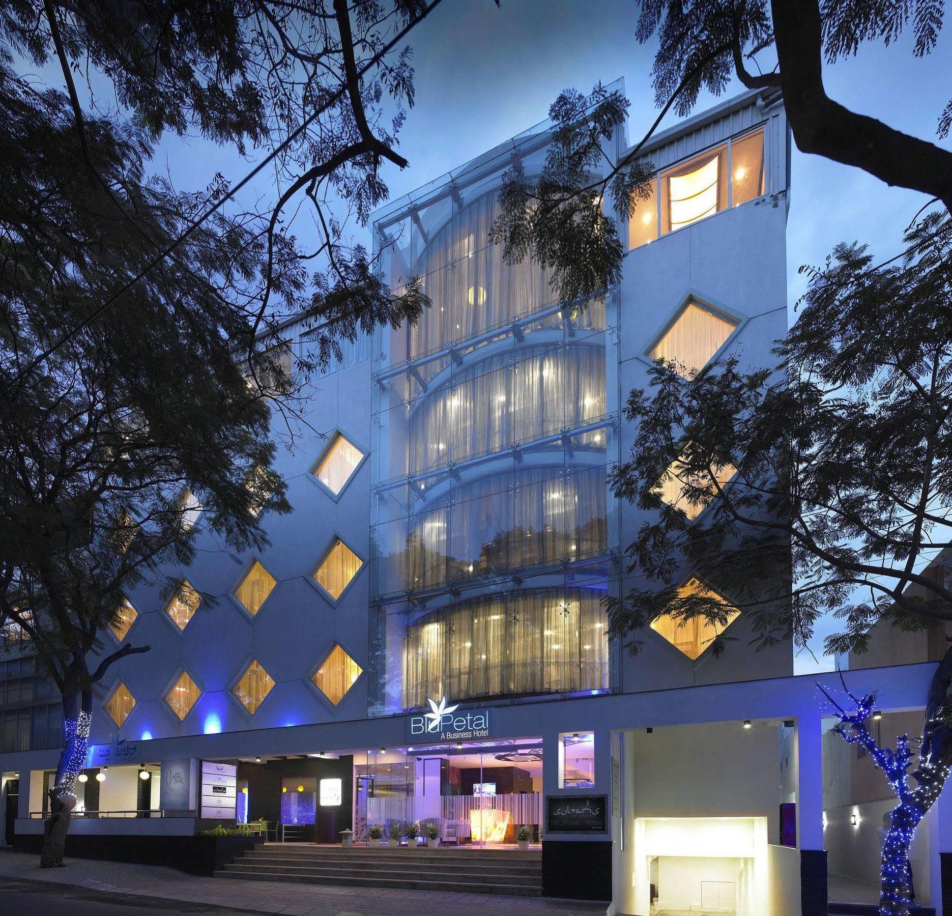 Blu Petal - A Business Hotel Бангалор Екстериор снимка