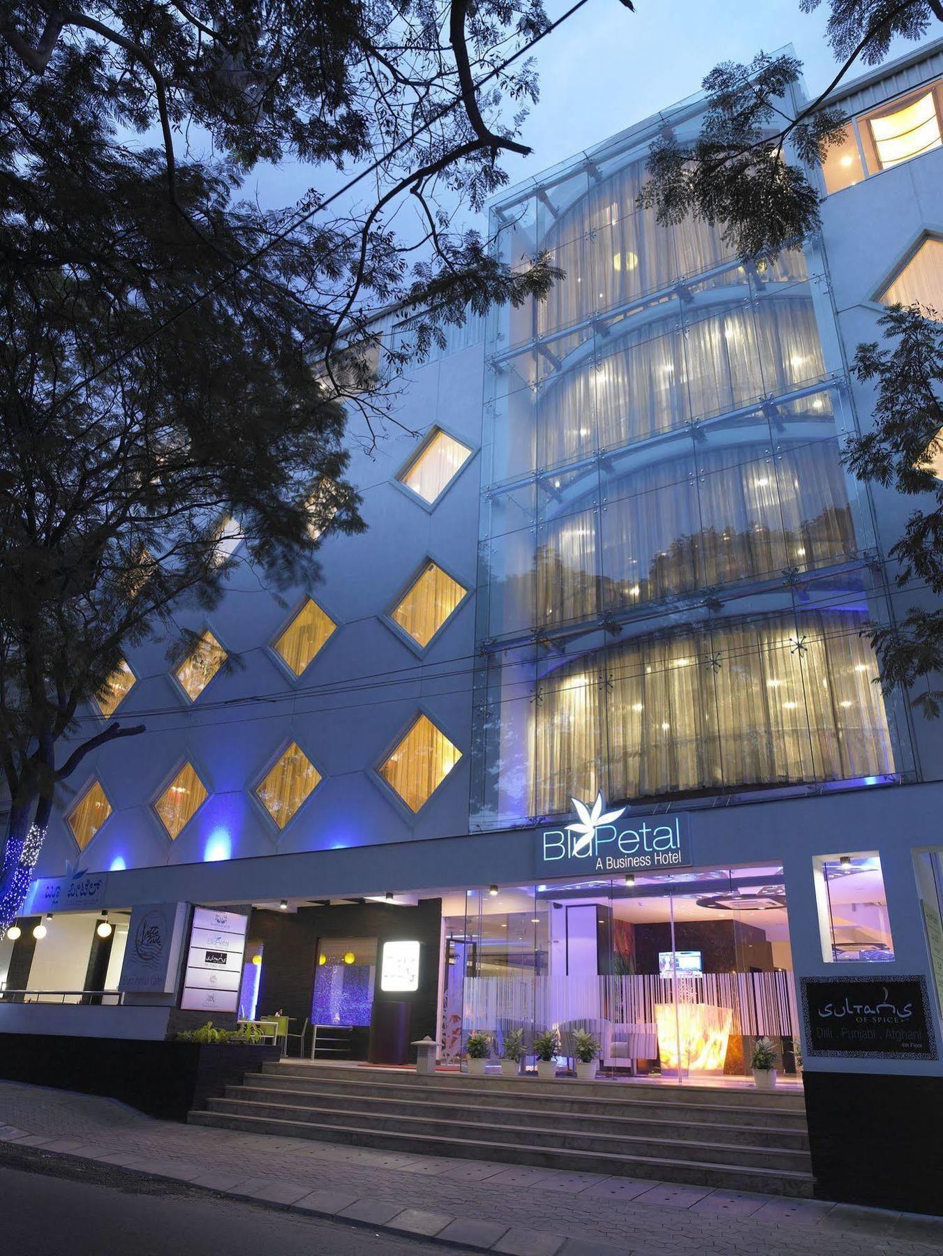 Blu Petal - A Business Hotel Бангалор Екстериор снимка