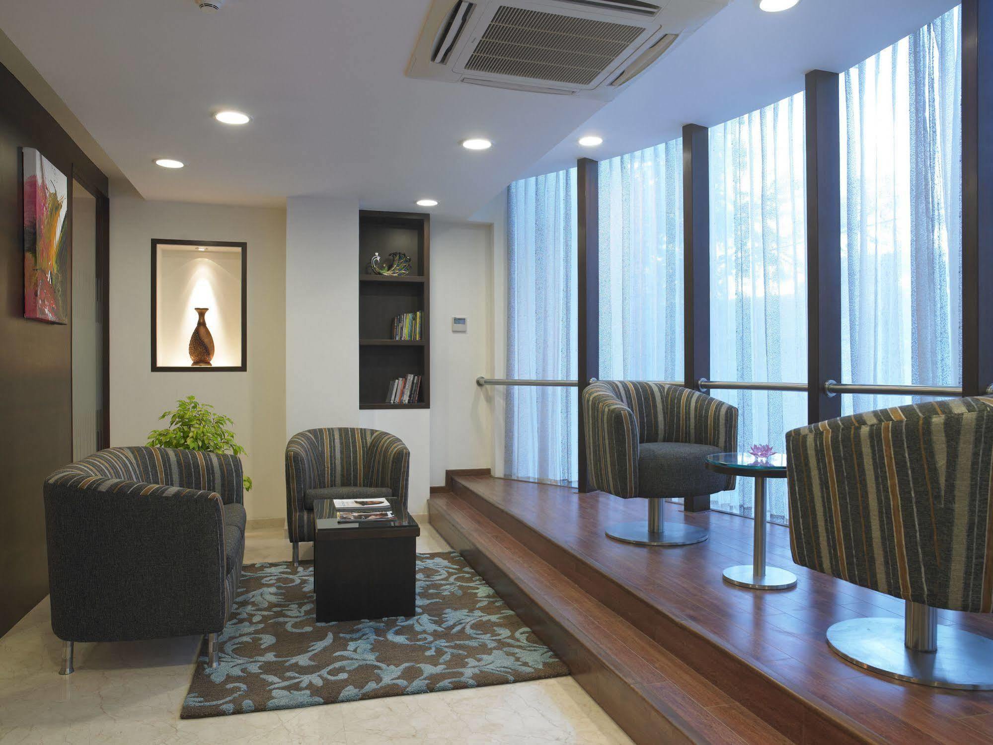 Blu Petal - A Business Hotel Бангалор Екстериор снимка