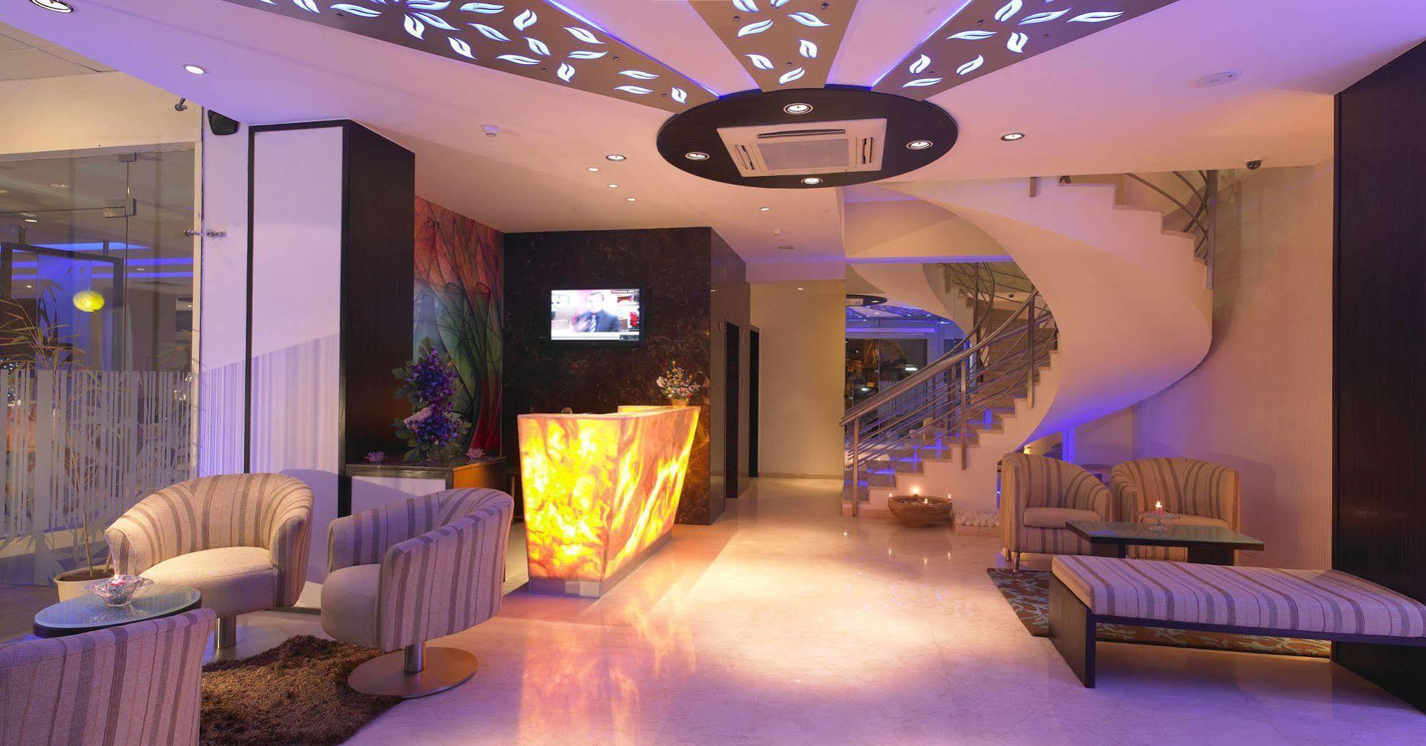 Blu Petal - A Business Hotel Бангалор Екстериор снимка