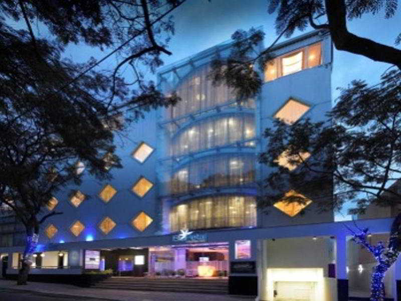 Blu Petal - A Business Hotel Бангалор Екстериор снимка